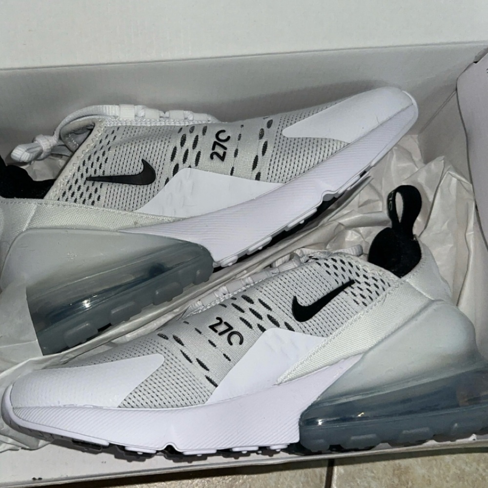 W AIR MAX 270 White/Black Size 7 Women’s!